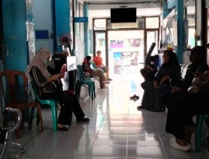 Puskesmas Sukadami di Kecamatan Cikarang Selatan hingga kini belum mampu menyediakan layanan PONED dan pelayanan kesehatan 24 jam. Keterbatasan sarana prasarana dan tenaga medis menjadi kendala utama terealisasinya layanan darurat ibu dan bayi.