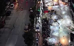 Petugas menertibkan PKL pasar tumpah SGC Cikarang Utara untuk mengurai kemacetan dan menata kawasan.