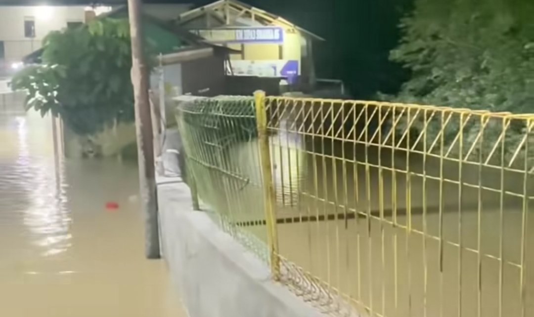 Luapan Kali Bekasi menyebabkan banjir di Tambun Utara, Kabupaten Bekasi, dengan empat desa terdampak: Karang Satria, Satria Jaya, Satria Mekar, dan Sriamur.