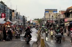 Dishub Kabupaten Bekasi menata Jalan RE Martadinata pasca relokasi pedagang pasar tumpah ke Pasar Baru Cikarang demi kelancaran arus lalu lintas.