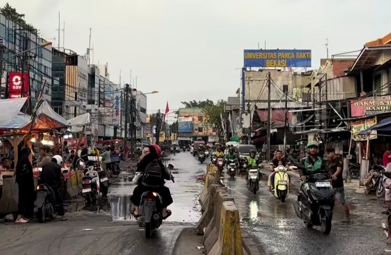 Dishub Kabupaten Bekasi menata Jalan RE Martadinata pasca relokasi pedagang pasar tumpah ke Pasar Baru Cikarang demi kelancaran arus lalu lintas.