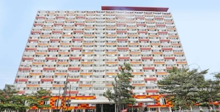 Polisi menggelar konferensi pers pengungkapan kasus kematian mahasiswi di Apartemen Tower Mahakam, Cikarang Utara, dan menetapkan lima tersangka terkait peredaran obat ilegal tanpa resep dokter.