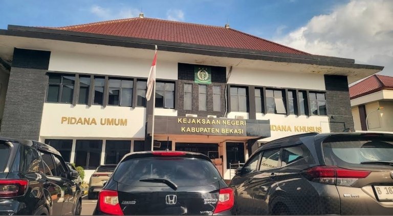 Petugas membawa berkas dan barang bukti saat pelimpahan tahap II kasus dugaan korupsi dana hibah NPCI Kabupaten Bekasi di Kejaksaan Negeri Kabupaten Bekasi.