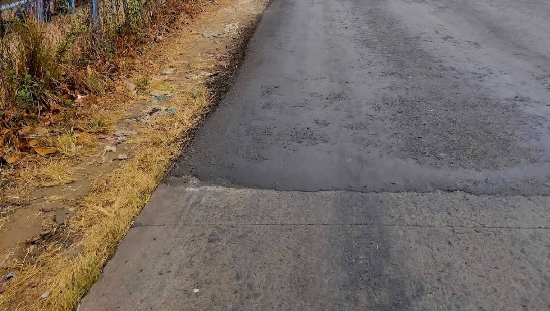 Petugas Satlantas Polres Metro Bekasi melakukan pengecekan kondisi jalan berlubang di jalur mudik wilayah Kabupaten Bekasi.