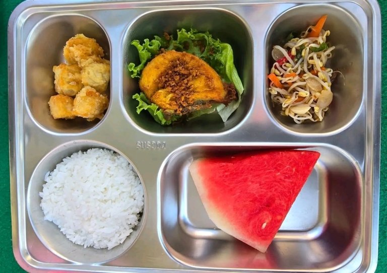 Aktivitas distribusi paket Makan Bergizi Gratis di dapur Satuan Pelayanan Pemenuhan Gizi (SPPG) sebagai bagian dari program prioritas pemerintah tahun 2026.