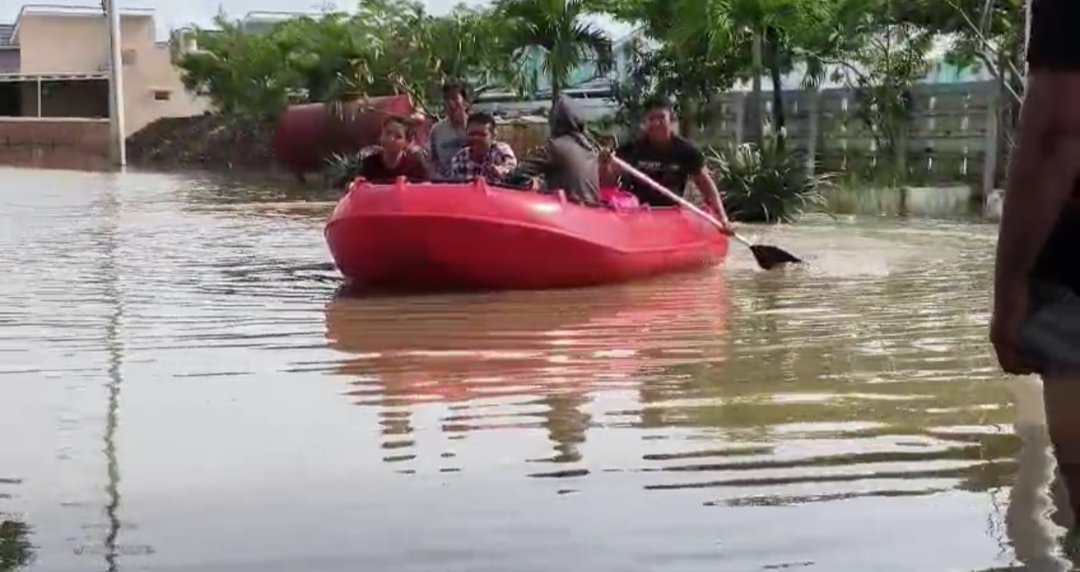 Warga Kabupaten Bekasi menjalani Ramadhan di lokasi pengungsian akibat banjir dan longsor yang masih melanda sejumlah wilayah.