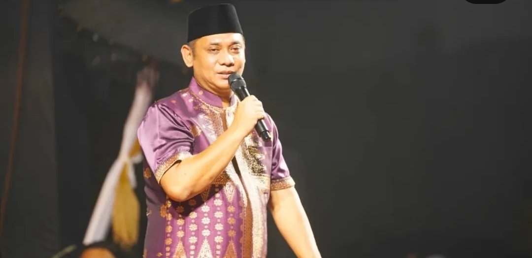 Plt Bupati Bekasi Asep Surya Atmaja saat memberikan keterangan terkait kondisi infrastruktur jalan di lingkungan Pemerintah Kabupaten Bekasi.