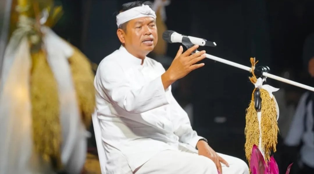 Gubernur Jawa Barat Dedi Mulyadi menyampaikan sambutan saat Safari Ramadhan di Kabupaten Bekasi, Minggu (22/2/2026), sekaligus berdialog dengan warga terkait anggaran dan infrastruktur daerah.