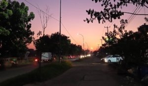 Kondisi jalan berlubang di ruas Jalan Cikarang–Cibarusah, Kabupaten Bekasi, yang dikhawatirkan membahayakan keselamatan pemudik jelang Ramadhan dan Lebaran 2026.