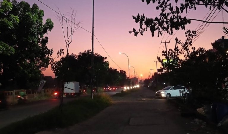 Kondisi jalan berlubang di ruas Jalan Cikarang–Cibarusah, Kabupaten Bekasi, yang dikhawatirkan membahayakan keselamatan pemudik jelang Ramadhan dan Lebaran 2026.