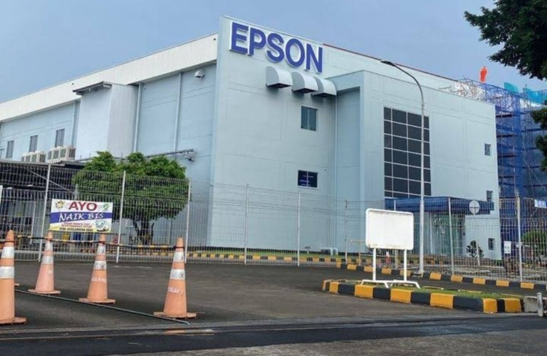 Aktivitas operasional PT Indonesia Epson Industry di Kawasan EJIP, Cikarang Selatan, Kabupaten Bekasi, tetap berjalan normal di tengah isu mogok kerja karyawan.