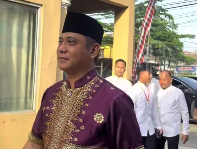 Plt Bupati Bekasi Asep Surya Atmaja saat memberikan keterangan terkait percepatan perbaikan infrastruktur pascabanjir.