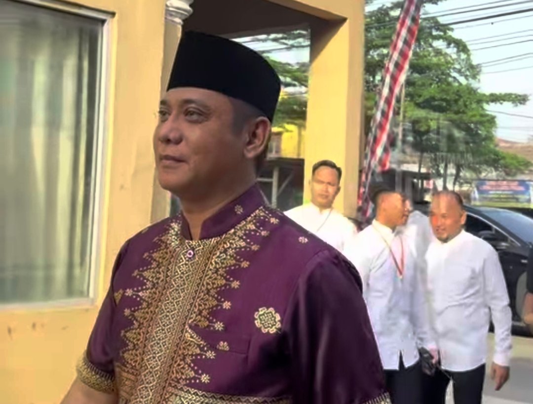 Plt Bupati Bekasi Asep Surya Atmaja saat memberikan keterangan terkait percepatan perbaikan infrastruktur pascabanjir.