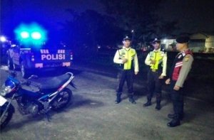 Petugas Polres Metro Bekasi menggelar patroli sahur guna mencegah balap liar dan perang sarung selama bulan Ramadhan.
