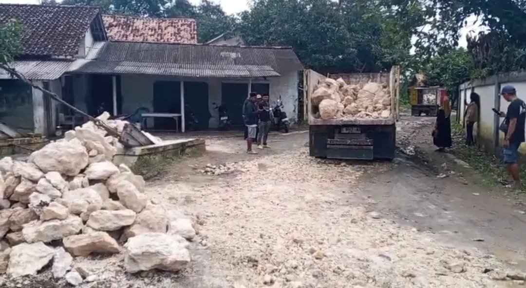 Warga Desa Pantai Bahagia, Kecamatan Muaragembong, Kabupaten Bekasi, melakukan perbaikan jalan rusak secara swadaya menggunakan dana donasi masyarakat.