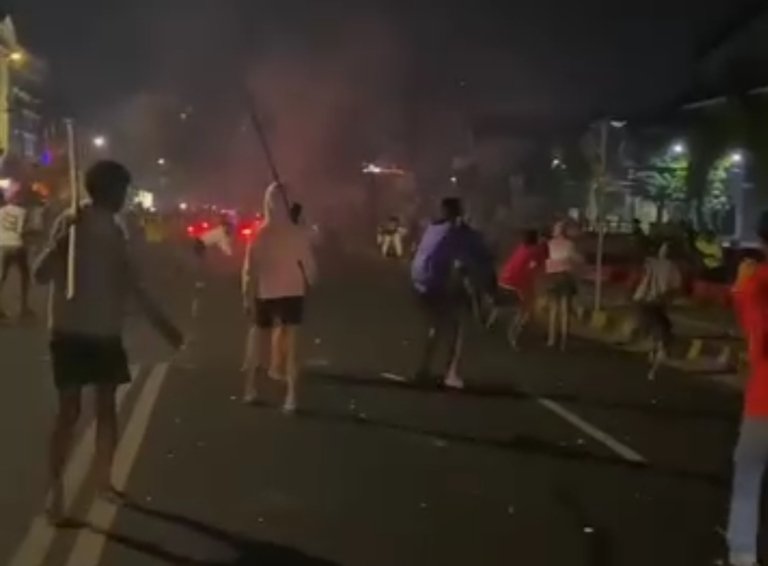 Bhabinkamtibmas Polsek Cikarang Pusat berdialog dengan remaja Desa Hegarmukti saat memberikan himbauan kamtibmas jelang bulan suci Ramadhan.