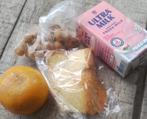 Menu Makan Bergizi Gratis (MBG) di SMPN 3 Cikarang Utara yang dibagikan kepada siswa saat bulan Ramadhan.