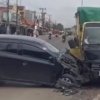 Evakuasi korban kecelakaan mobil Ayla yang bertabrakan dengan truk di Jalan Raya Urip Sumoharjo, Lemah Abang, Cikarang.