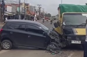 Evakuasi korban kecelakaan mobil Ayla yang bertabrakan dengan truk di Jalan Raya Urip Sumoharjo, Lemah Abang, Cikarang.