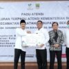 Menteri Sosial Saifullah Yusuf meninjau penyaluran bantuan Program ATENSI Kemensos di RS Bhakti Husada Cikarang, Kabupaten Bekasi. (Dok. Kemensos)