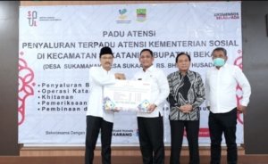 Menteri Sosial Saifullah Yusuf meninjau penyaluran bantuan Program ATENSI Kemensos di RS Bhakti Husada Cikarang, Kabupaten Bekasi. (Dok. Kemensos)