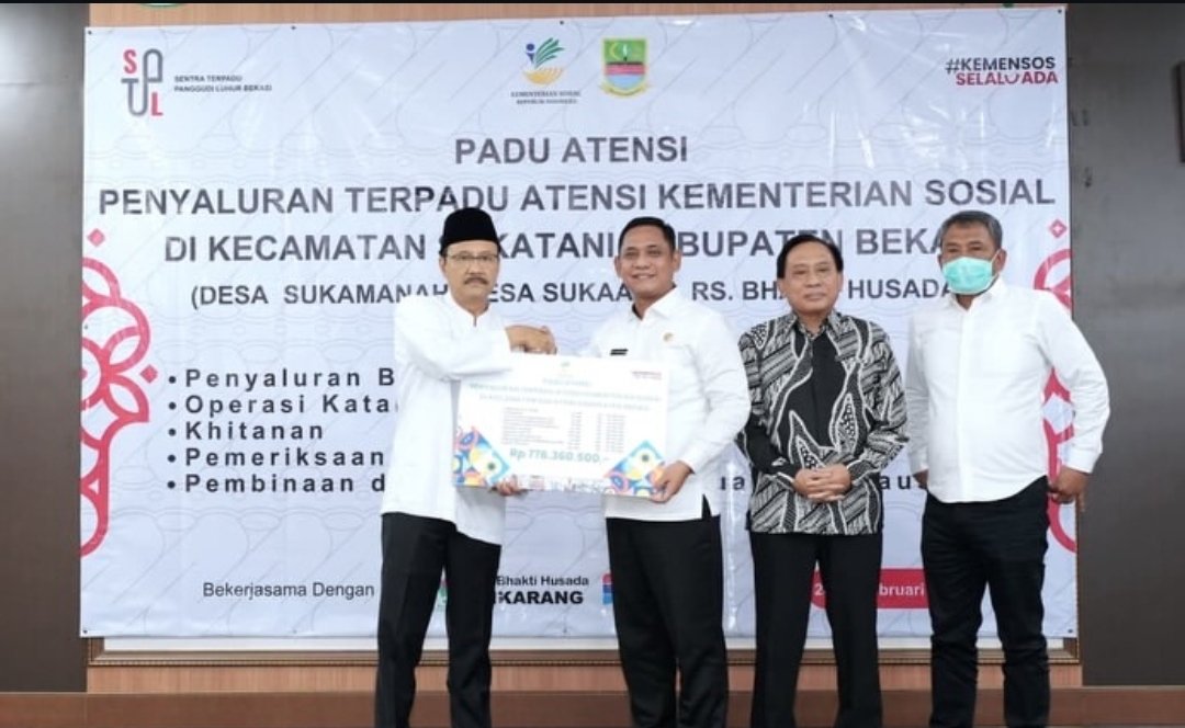 Menteri Sosial Saifullah Yusuf meninjau penyaluran bantuan Program ATENSI Kemensos di RS Bhakti Husada Cikarang, Kabupaten Bekasi. (Dok. Kemensos)