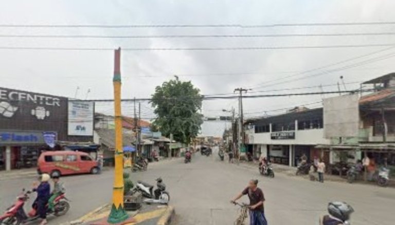 Kondisi Tugu Bambu Runcing Warung Bongkok di Cikarang Barat yang mengalami kerusakan setelah ditabrak mobil boks. Tugu ini tercatat sebagai objek diduga cagar budaya Kabupaten Bekasi.