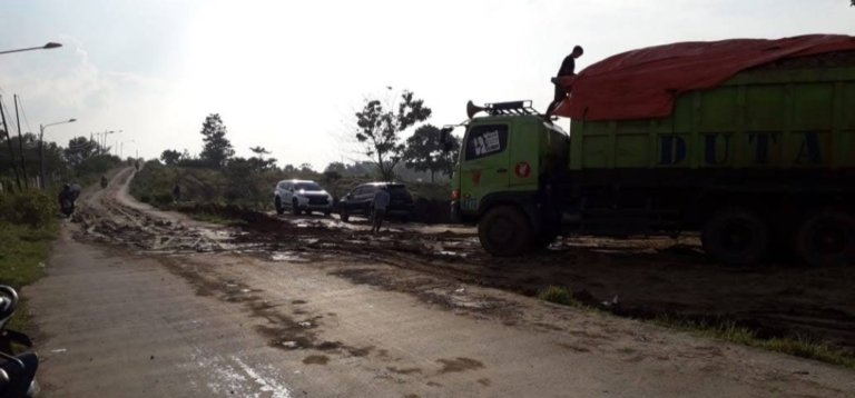 Sejumlah lampu PJU terlihat tidak menyala di ruas jalan Desa Cicau menuju kawasan PLN Jalan Tegal Badak, Cikarang Pusat, Kabupaten Bekasi, saat malam hari.
