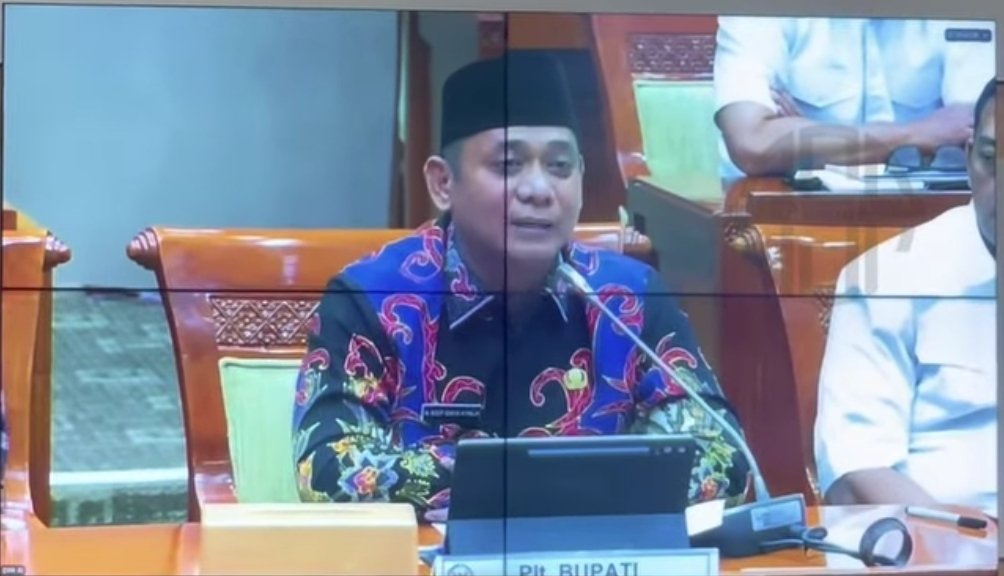 Plt Bupati Bekasi, Asep Surya Atmaja, meninjau kondisi jalan rusak di Cikarang Selatan sebagai bagian dari percepatan pembangunan infrastruktur tahun 2026.