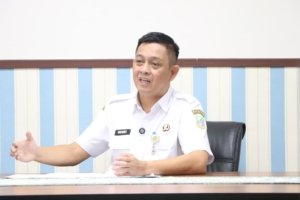 Kepala Dinas Sumber Daya Air, Bina Marga dan Bina Konstruksi Kabupaten Bekasi, Henri Lincoln, saat meninjau kondisi jalan kabupaten Bekasi.