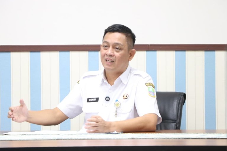 Kepala Dinas Sumber Daya Air, Bina Marga dan Bina Konstruksi Kabupaten Bekasi, Henri Lincoln, saat meninjau kondisi jalan kabupaten Bekasi.