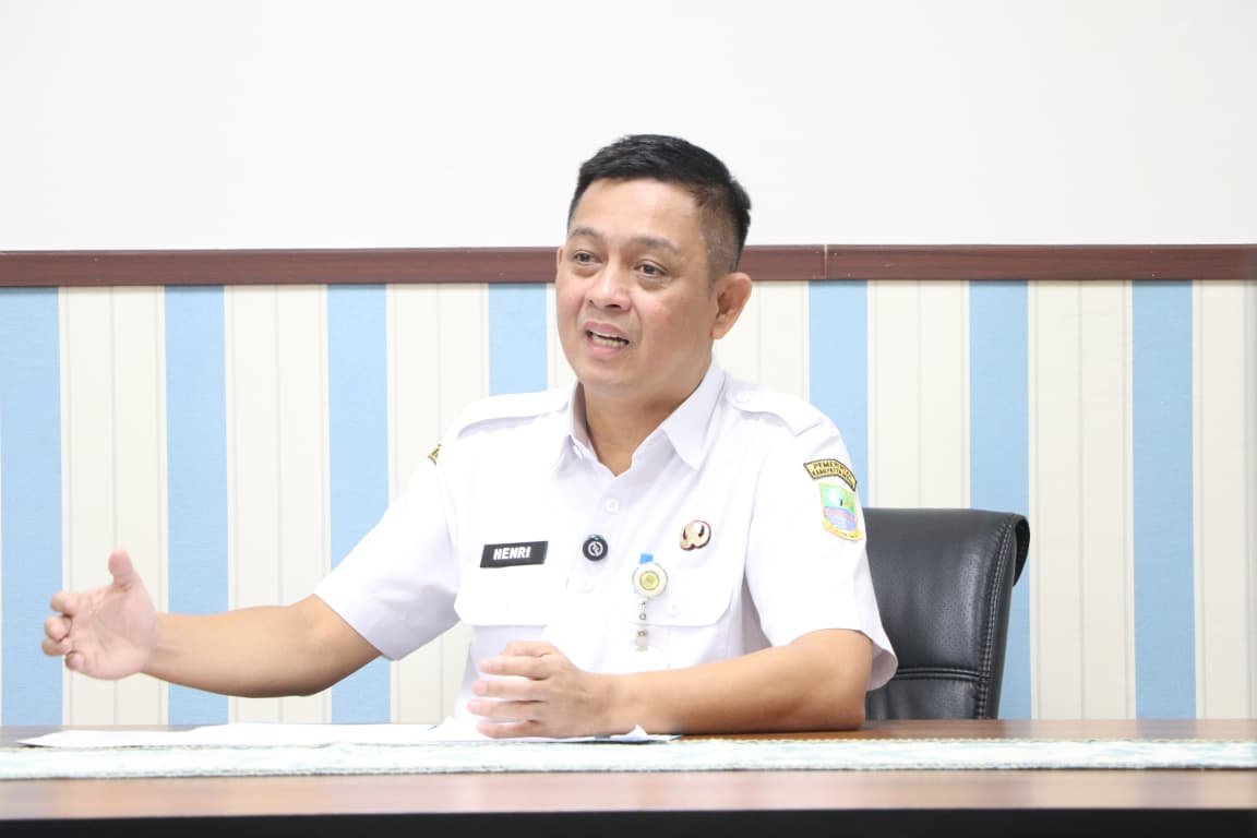 Kepala Dinas Sumber Daya Air, Bina Marga dan Bina Konstruksi Kabupaten Bekasi, Henri Lincoln, saat meninjau kondisi jalan kabupaten Bekasi.