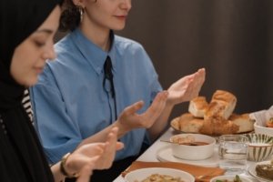 Ilustrasi umat Islam menyiapkan sahur dan niat puasa Ramadan sebagai bagian dari persiapan spiritual sebelum fajar.