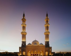 Jamaah melaksanakan sholat tarawih berjamaah di masjid usai sholat Isya selama bulan Ramadhan.
