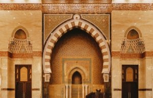 Ilustrasi suasana sahur Ramadhan 2026 di Jakarta dan sekitarnya menjelang waktu imsakiyah dan Subuh.