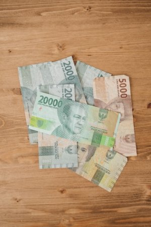 Pedagang Pasar Cikarang bersama massa pendamping mendatangi Polsek Cikarang Utara untuk melaporkan dugaan pungli berkedok retribusi.