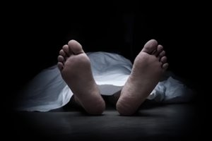 Petugas dan relawan mengevakuasi jasad pria tanpa identitas yang ditemukan mengapung di saluran irigasi kawasan Tambun Utara, Kabupaten Bekasi.