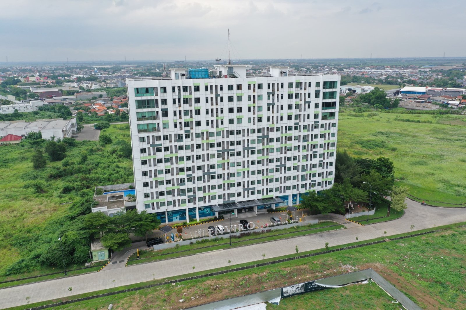 Izi Cozi Jababeka, hotel affordable di jantung kawasan industri Jababeka, Cikarang, menjadi pilihan menginap praktis selama Ramadhan hingga arus mudik Lebaran 2026.
