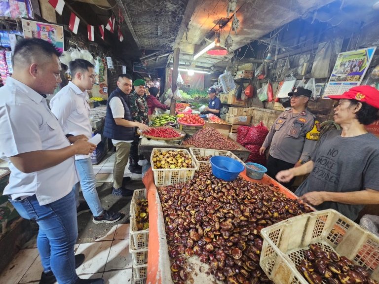 Satreskrim Polres Metro Bekasi Turun ke Pasar, Pantau Sembako: “Stok Aman, Harga Masih Terkendali”