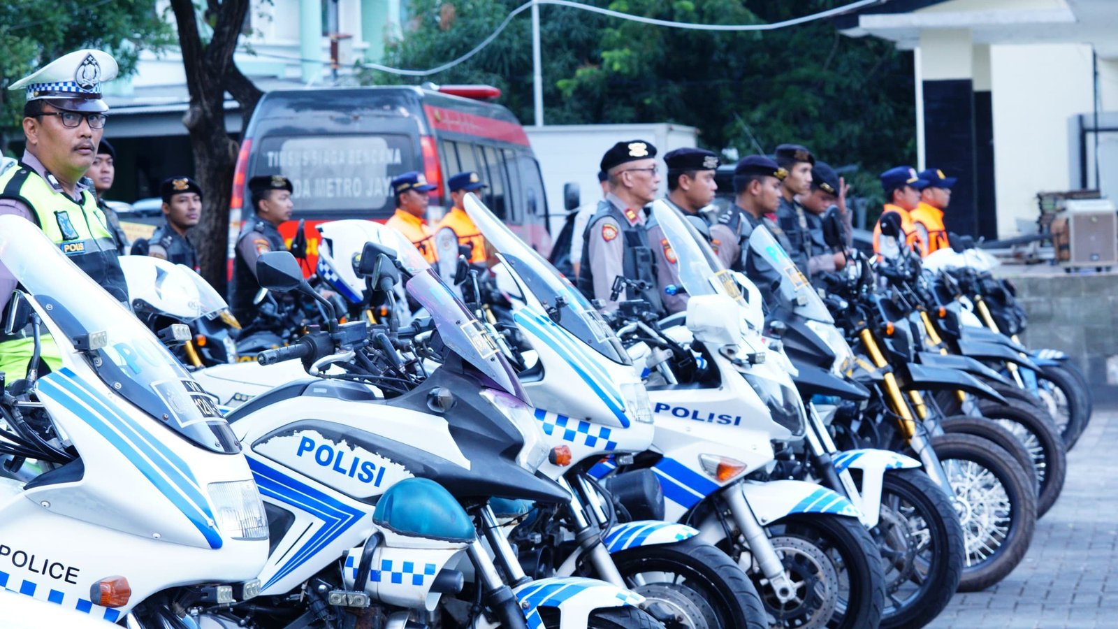 Kapolres Metro Bekasi memimpin apel pasukan Operasi Ketupat Jaya 2026 sebagai bentuk kesiapan pengamanan arus mudik Lebaran di wilayah Kabupaten Bekasi.