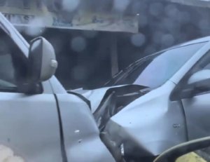 Kecelakaan antara Avanza dan Grand Max terjadi di kawasan Serang Cibarusah dekat Kolam Renang Palem Indah, diduga akibat sopir mengantuk.