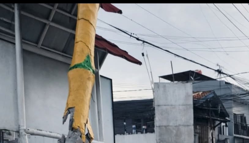 Tugu Bambu Runcing di pertigaan Warung Bongkok, Cikarang Barat, yang kini masuk daftar prioritas ODCB Kabupaten Bekasi untuk ditetapkan sebagai cagar budaya.