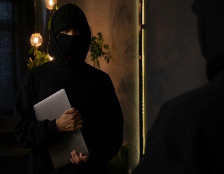 Pencurian terjadi di rumah kos Pasir Konci, Jalan Attaqwa, Kabupaten Bekasi. Pelaku diduga masuk saat kosan dalam keadaan kosong.