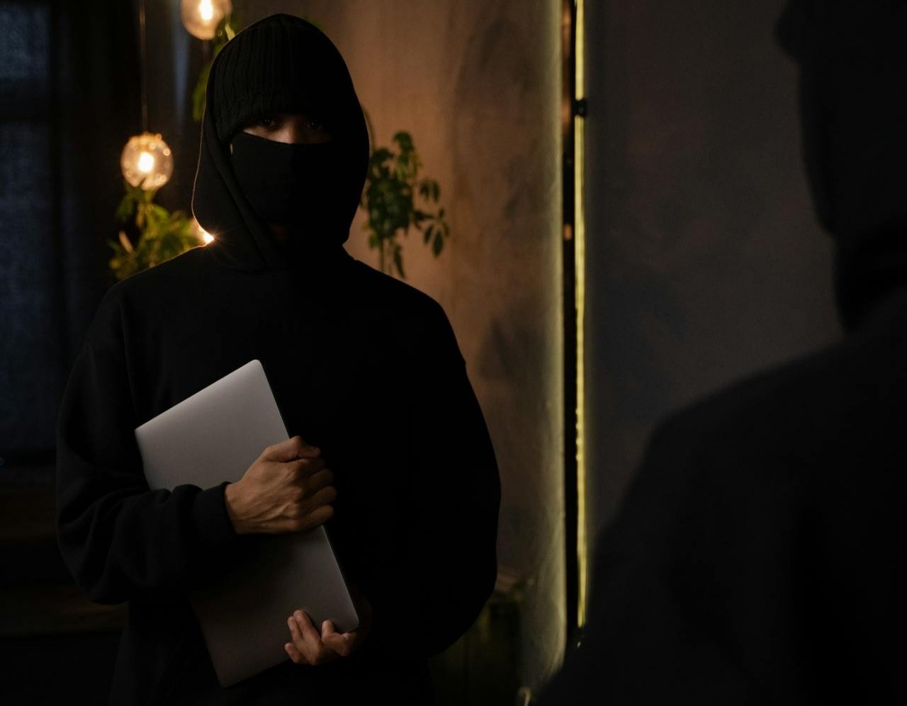 Pencurian terjadi di rumah kos Pasir Konci, Jalan Attaqwa, Kabupaten Bekasi. Pelaku diduga masuk saat kosan dalam keadaan kosong.