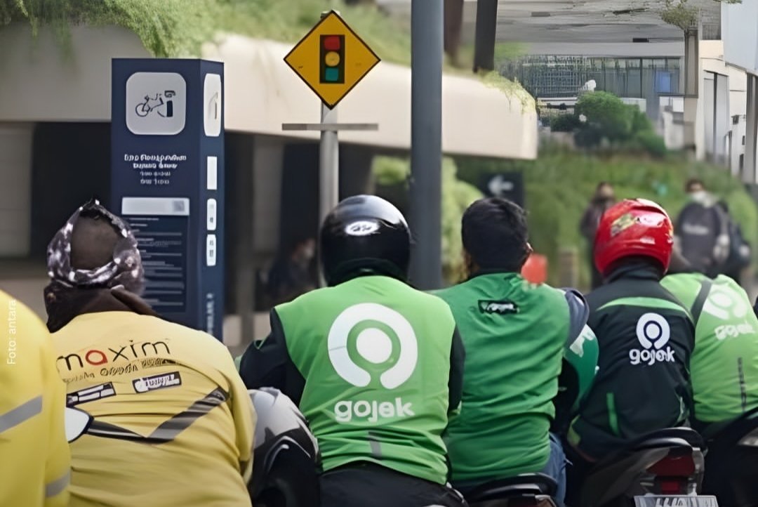 Kapolres Metro Bekasi Sumarni saat buka puasa bersama pengemudi ojek online, sekaligus mengajak ojol berperan aktif menjaga keamanan selama Ramadhan di Kabupaten Bekasi.