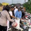 Petugas dan relawan melakukan gotong royong membersihkan sampah saat kegiatan Korve Gerakan Indonesia ASRI di Kalimalang, Desa Sukadanau, Kecamatan Cikarang Barat, Kabupaten Bekasi, menjelang Ramadhan.