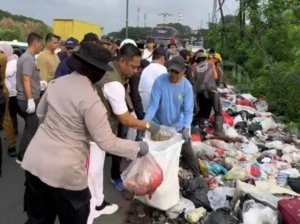 Petugas dan relawan melakukan gotong royong membersihkan sampah saat kegiatan Korve Gerakan Indonesia ASRI di Kalimalang, Desa Sukadanau, Kecamatan Cikarang Barat, Kabupaten Bekasi, menjelang Ramadhan.