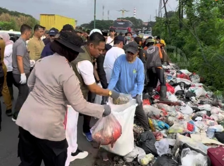 Petugas dan relawan melakukan gotong royong membersihkan sampah saat kegiatan Korve Gerakan Indonesia ASRI di Kalimalang, Desa Sukadanau, Kecamatan Cikarang Barat, Kabupaten Bekasi, menjelang Ramadhan.