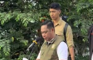 Plt Bupati Bekasi Asep Surya Atmaja memungut sampah saat kegiatan Korve Gerakan Indonesia ASRI di Kalimalang, Desa Sukadanau, Kecamatan Cikarang Barat, Kabupaten Bekasi.