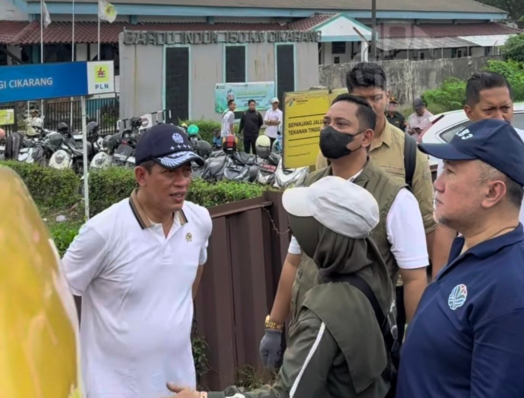 Menteri Lingkungan Hidup Hanif Faisol Nurofiq bersama Plt Bupati Bekasi Asep Surya Atmaja saat meninjau lokasi kegiatan lingkungan di Cikarang Barat.